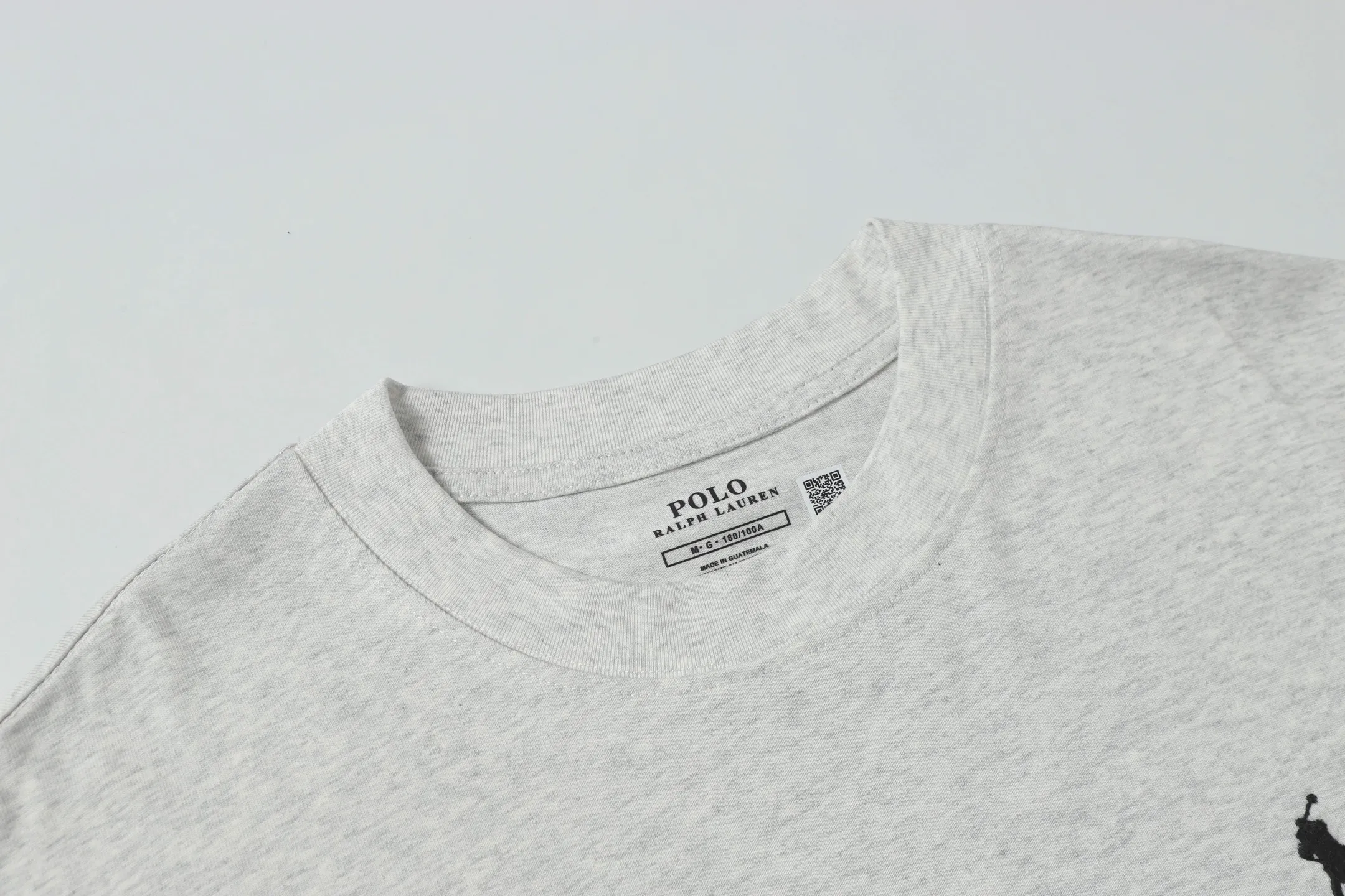 P114 Style number: A002 (no discount for running quantity) [Ralph Lauren round neck solid color pony embroidered logo pure cotton short sleeves] ✅270g double yarn fabric, custom woven and dyed threads ✅Original sticker Scan the QR code to enter the official website ✅Large version, loose and stylish, can wear up to 200 pounds Color: black white navy sky blue burgundy blue floral gray dark gray Size: S-XL
